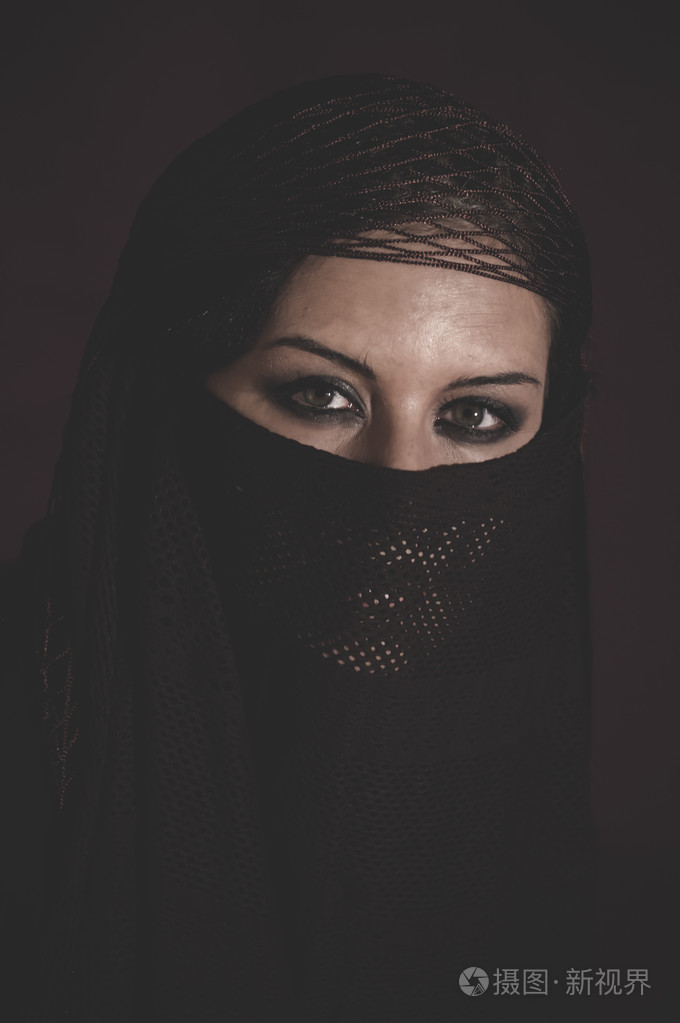 在传统的伊斯兰面纱的女人