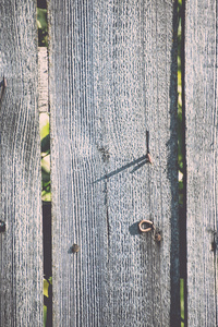 古老的木栅栏，铁丝网上。年份
