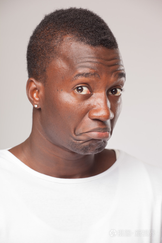 关闭了灰色背景的非洲人的肖像照片-正版商用图片1hd847-摄图新视界