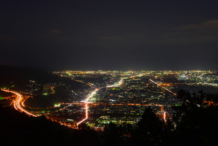 在日本神奈川县青松地区夜景