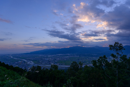 在日本神奈川县青松地区在暮色中景观