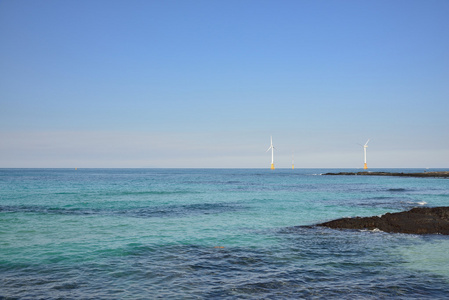 风力发电机组在海边，济州岛