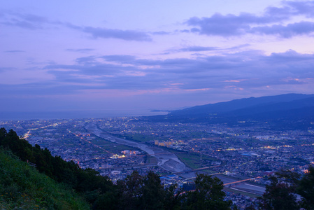 在日本神奈川县青松地区在暮色中景观