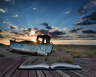 被遗弃的渔船上海滩景观在夕阳的概念 b