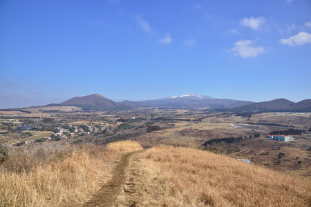 Saebyeol 火山锥在济州岛为视角