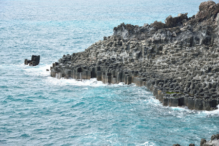 天帝在济洲岛玄武岩柱状联合海岸