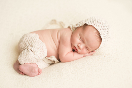 新生婴儿的图片蜷睡在一张毯子上