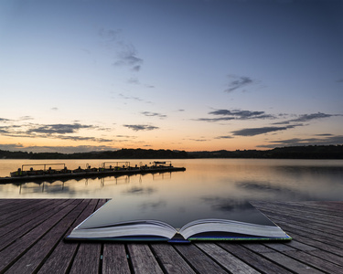 日出活力景观的跳船在平静的湖面概念书