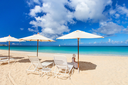 椅子和热带海滩上的遮阳伞