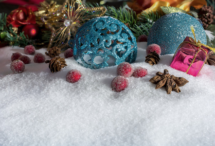 圣诞装饰有雪和冰冻的浆果