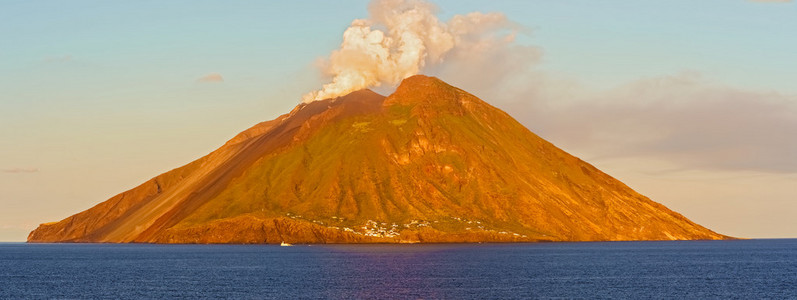 在意大利第勒尼安海海上岛斯特龙博利火山