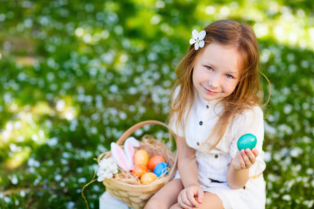 小女孩玩复活节彩蛋