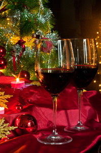 酒和圣诞装饰品