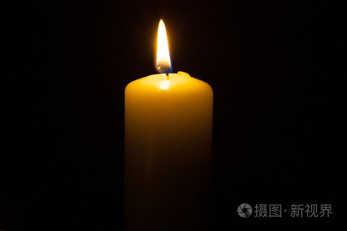 蜡烛在黑色的背景上