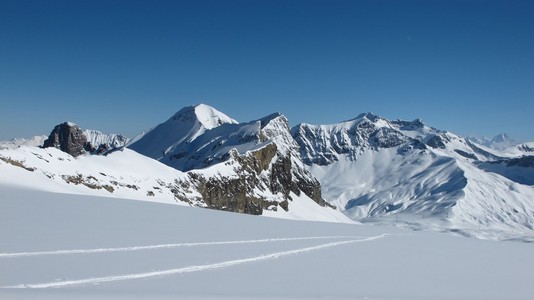 Sanetsch 通 山脉和滑雪轨道