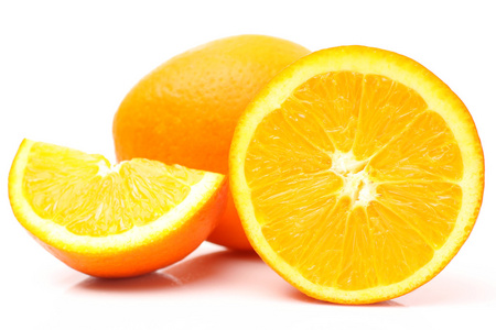 新鲜多汁的橙子与枫叶