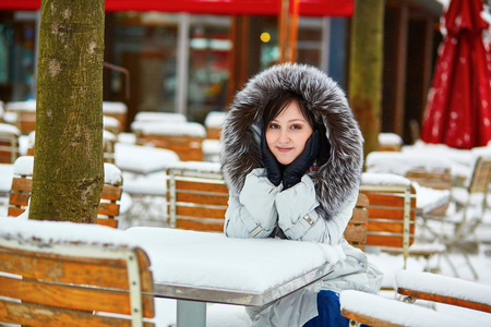 女孩正享受着难得下雪的冬天在巴黎