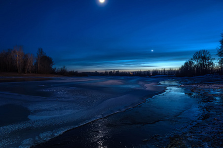 夜景观河冰