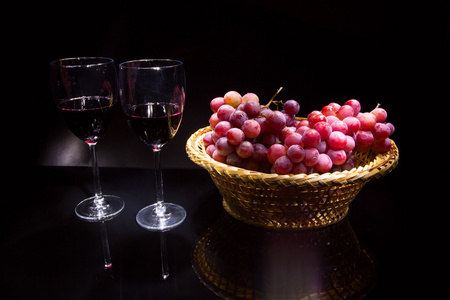 葡萄与葡萄酒的眼镜