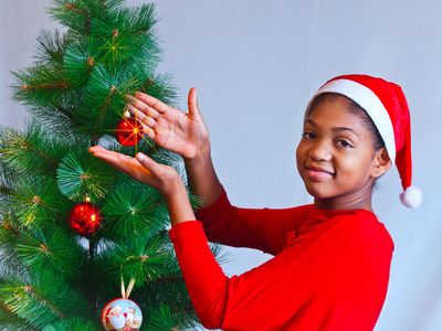 黑色的小女孩装饰圣诞树