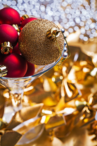 圣诞挂件金黄色和红色中的酒杯