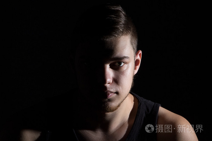 严肃认真的人的照片