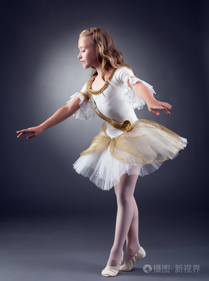 可爱的小芭蕾舞演员,在工作室中跳舞照片-正版商用图片1hdit3-摄图新