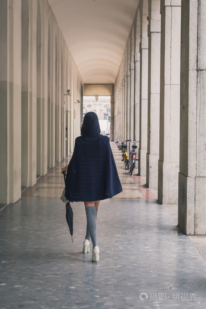 摆在城市街道上的漂亮女孩