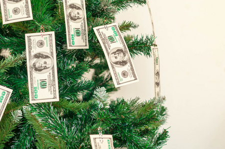 圣诞树上装饰着美元笔记