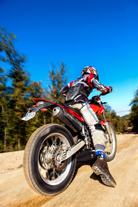 快速移动摩托车越野赛车手在土路上