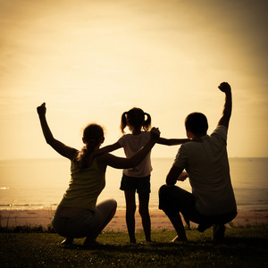 快乐家庭站在海滩上图片