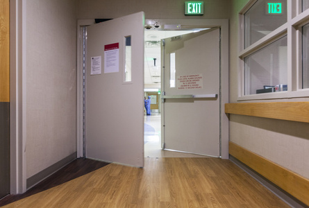 在现代医院走廊的门