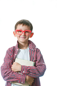 一个戴着红色眼镜的年轻快乐男孩的肖像。