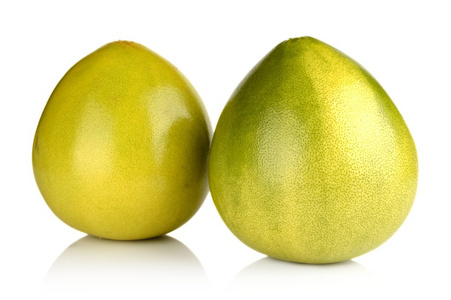 中国葡萄柚孤立白色衬底的两个柚子