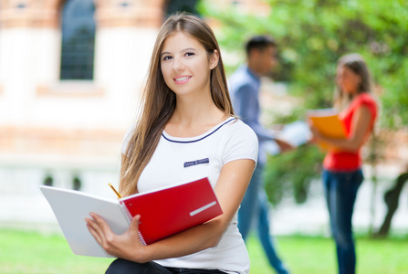 女学生在学校的前面