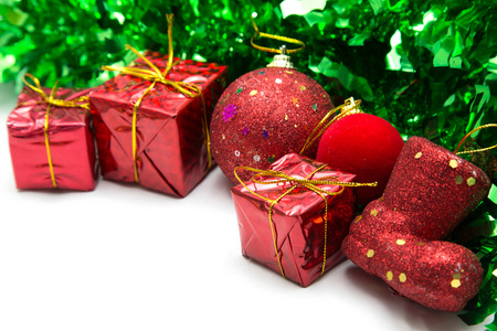 圣诞节背景与绿色装饰和红色礼品盒