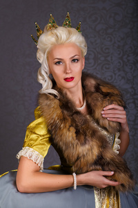 皇家礼服美丽高傲女王的图片照片