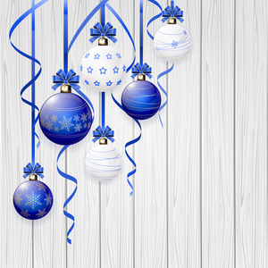 蓝色的圣诞球和金箔上木制背景