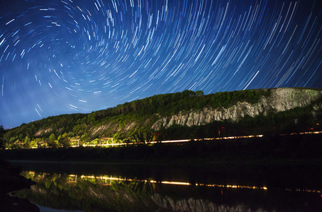 美丽的夜空，银河系，螺旋的星迹与树木