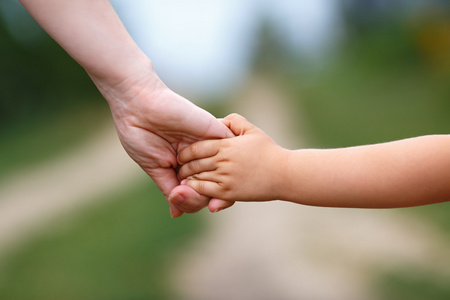 两个手挽手图片