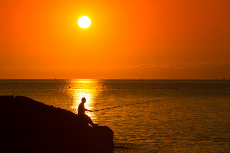 渔夫在夕阳的剪影