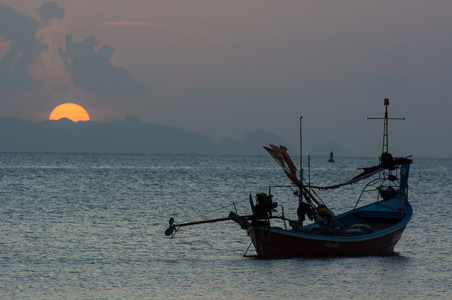 寂寞的钓鱼船在日落时