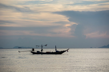 渔夫船在日落时的剪影