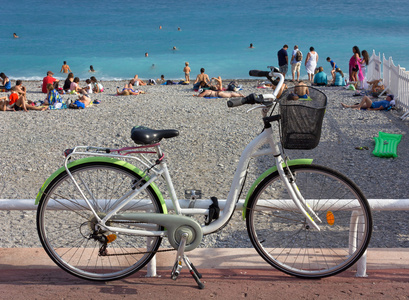 自行车停在圆石滩图片