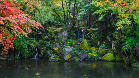 小池塘与小瀑布在京都醐寺