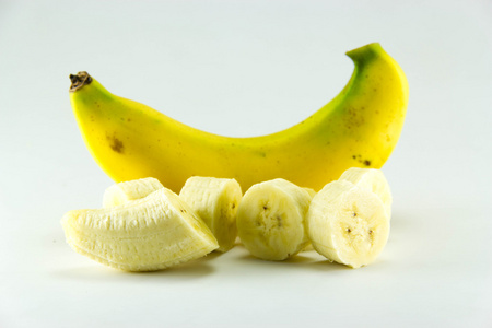 在白色背景上的香蕉