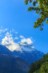 晴朗的一天在尼泊尔喜马拉雅山风景