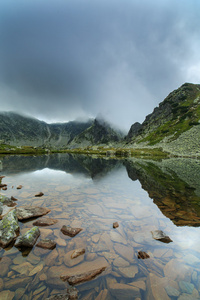 在阿尔卑斯山，与晚霞和冰川湖的高山风景