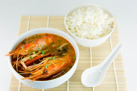 冬阴功，辣汤配虾白色 bac 的泰国美食