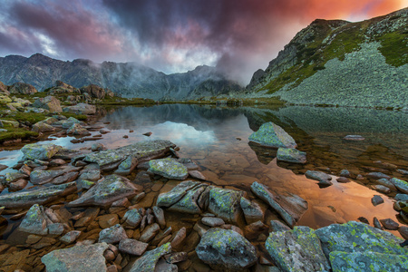 在阿尔卑斯山，与晚霞和冰川湖的高山风景